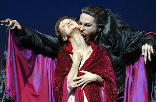 Graf von Krolock kann später als geplant zubeißen: Das Musical „Tanz der Vampire“ startet möglicherweise erst im März in Stuttgart. Foto: dpa