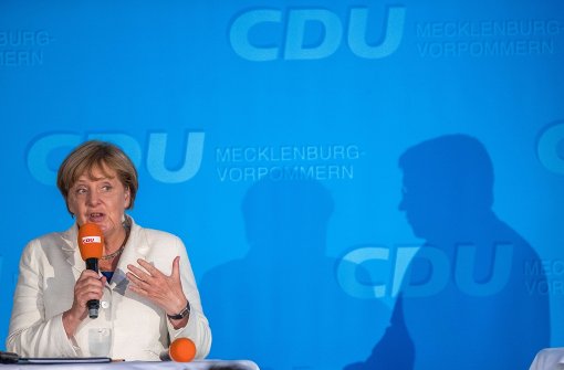 Hält Kurs in ihrer Flüchtlingspolitik und eckt damit an: Bundeskanzlerin Angela Merkel, hier auf Wahlkampftour in Mecklenburg-Vorpommern. Foto: dpa