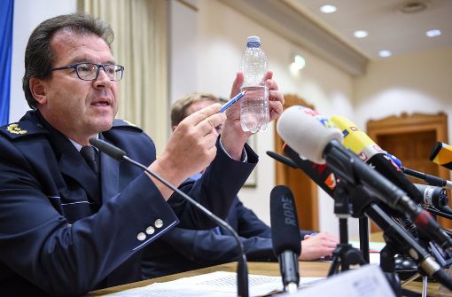 Polizeivizepräsident Uwe Stürmer informiert bei einer Pressekonferenz zur Lebensmittel-Erpressung über den Stand der Ermittlungen. Foto: dpa