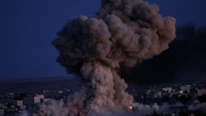 Rauchschwaden über Kobane: Die US-geführte Koalition unterstützt die Kurden-Kämpfer nun aus der Luft. Foto: dpa