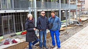 Die Nachbarn in spe freuen sich auf ihr neues Zuhause:  Ingrid Höll, Klaus Pfaffenzeller und Gerrit Heidelberger (von links). Foto: Bosch