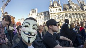 Bei der Occupy-Wall-Street-Demonstration am 15. Oktober in Paris trägt einer der Teilnehmer eine Guy-Fawkes-Maske, die zum Symbol der Bewegung geworden ist. Fawkes, ein englischer Offizier, war 1606 hingerichtet worden, wegen eines versuchten Attentats auf das britische Parlament mitsamt dem König. Foto: dpa