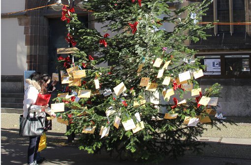 Am Wunschbaum vor der Stadtkirche hängen noch viele Zettel. Foto: Torsten Ströbele