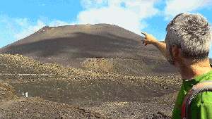 Wanderführer Christian Ranalter deutet auf den Teneguia: Vulkane prägen die Landschaft im Süden von La Palma. Foto: Weithofer