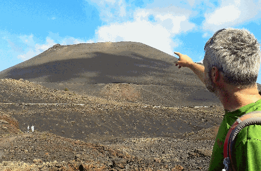 Wanderführer Christian Ranalter deutet auf den Teneguia: Vulkane prägen die Landschaft im Süden von La Palma. Foto: Weithofer