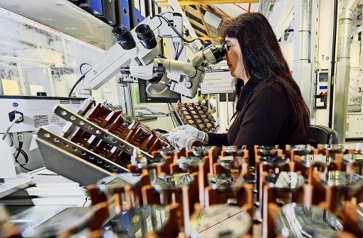 7400  Mitarbeiter   sind  im Werk in Stuttgart-Feuerbach mit dem Diesel   beschäftigt.  Auf dem Bild  prüft eine  Mitarbeiterin Dichtscheiben für Magnetventile, die  in der Dieseltechnologie eingesetzt werden. Foto: dpa
