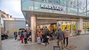 Lange Schlangen und leere Regale: Der Räumungsverkauf bei Karstadt und Kögel wird sichtbar Foto: Roberto Bulgrin