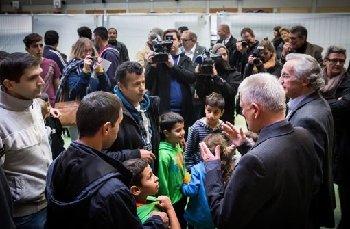 OB Fritz Kuhn besucht die Turnhalle des Solitude-Gymnasiums, eine der ersten Turnhallen, die in Stuttgart mit Flüchtlingen belegt wurde. Foto: Lichtgut/Achim Zweygarth