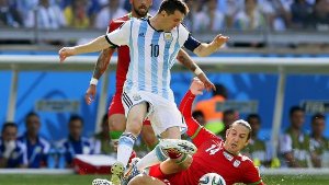 Argentiniens Messi (Mitte) gegen Irans Andranik Timotian (rechts). Foto: dpa