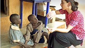 Viele Kinder haben sich auf der Flucht Wunden zugezogen  –  Teresa Jacob desinfiziert sie. Foto: Verein Partnerschaft Gesunde Welt
