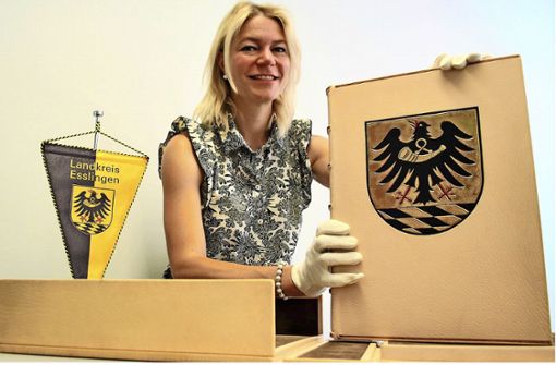 Sarah Panten ist bei der Esslinger Kreisverwaltung so etwas wie   die „Hüterin“ des  Goldenen Buches. Foto: Elke Hauptmann Foto:  