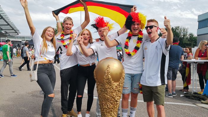 Fans fiebern beim Public Viewing in Esslingen