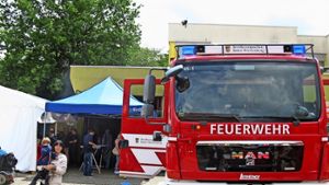 Kaffee und Kuchen und  die  Präsentation von Feuerwehrfahrzeugen und Gerätetechnik sind die Besuchermagneten der Geburtstagsparty. Foto: Schultheiss