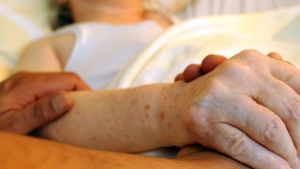 Eine Pflegerin spendet Trost im Hospiz Foto: dpa