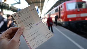 Zugreisende kommen künftig leichter an Tickets von Konkurrenten der Deutschen Bahn. Foto: dpa