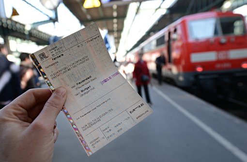 Zugreisende kommen künftig leichter an Tickets von Konkurrenten der Deutschen Bahn. Foto: dpa