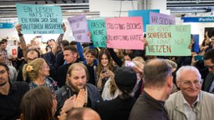 Demonstranten haltenauf der Buchmesse in Frankfurt bei einer Lesung und Podiumsdiskussion mit Thüringens AfD-Landes- und Fraktionschef Höcke Protestplakate hoch. Foto: dpa