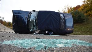 Der stark beschädigte BMW eines 19 Jahre alten Fahranfängers liegt am Dienstagnachmittag nach einem Unfall kurz hinter dem Stuttgarter Schattenring auf der Fahrbahn. Foto: www.7aktuell.de|Oskar Eyb