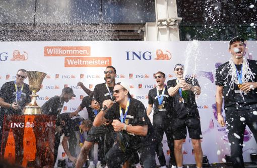 Die Deutschen Basketballer beim Empfang in Frankfurt nach ihrem WM-Triumph. Foto: IMAGO/Schüler/IMAGO/Marc Schueler