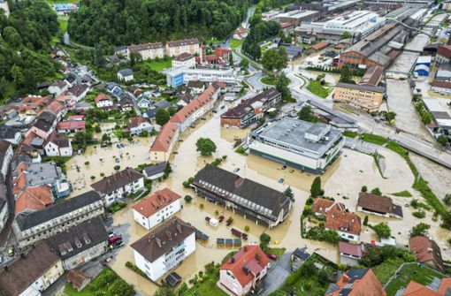 In der 12 000 Einwohner zählenden Hauptstadt der slowenischen Region Kärnten,  Ravne na Koroskem, steht die Innenstadt  komplett unter Wasser. Foto: dpa/Gregor Ravnjak