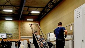 Im November bauten Feuerwehrleute in wenigen Stunden die Sporthalle der Gottlieb-Daimler-Schule in ein Wohnheim um. Nun ziehen die Flüchtlinge wieder aus. Foto: factum/Bach