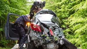 Für einen 26-jährigen Autofahrer kam nach einem Unfall in Allmersbach im Tal jede Hilfe zu spät. Foto:  