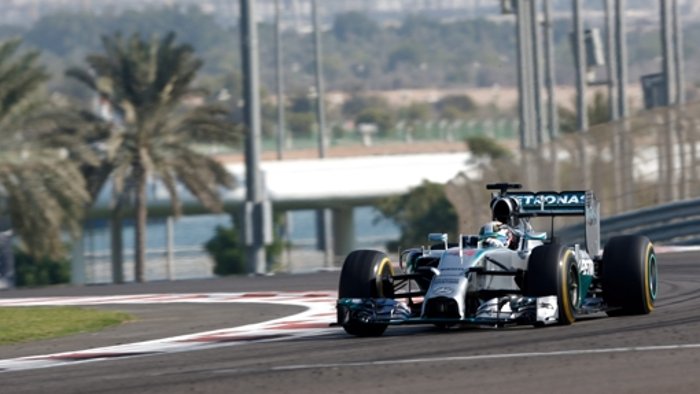 Hamilton dominiert Auftakttraining, Rosberg zweiter