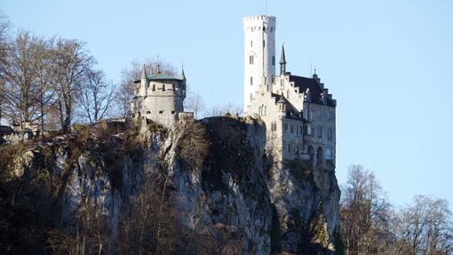 Von der Ruine Alt-Lichtenstein hat man einen ungewohnten Blick auf den „richtigen“ Lichtenstein. Foto: Andreas Rosar/Fotoagentur Stuttgart