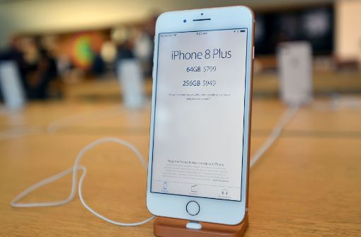 Mehrere Geräte des iPhone 8 haben beim Laden Schäden davongetragen. Foto: AFP