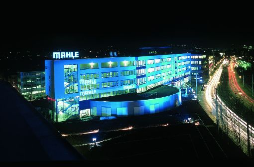 Blick auf die Mahle-Zentrale bei Nacht. Der Autozulieferer will seine Abhängigkeit vom Verbrennungsmotor weiter verringern. Foto: Mahle
