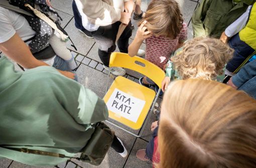 Kürzlich bei einer Demo: Die Stuttgarter Initiative „KiTastrophe“ macht deutlich, wie knapp Kita-Plätze in Stuttgart sind. Bei der Aktion rangeln sich mehrere Kinder um einen „Platz“. Foto: Kitastrophe/Kitastrophe