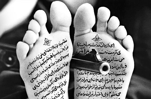 „Allegiance with Wakefulness“ heißt diese Arbeit. Die Fußsohlen zieren Gedichte von iranischen Lyrikerinnen in Farsi. Foto: Shirin Neshat, Courtesy Gladstone Gallery, New York/Brüssel