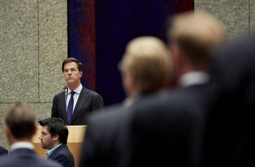 Das niederländische Parlament mit Ministerpräsident Mark Rutte  hat mit einer Schweigeminute den Opfern von Flug MH17 seinen Respekt bezeugt Foto:  