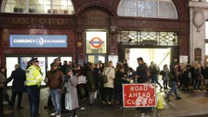 Bewaffnete und unbewaffnete Polizisten sowie die Verkehrspolizei waren nach den Meldungen vor Ort, die U-Bahnstationen Bond Street und Oxford Circus wurden vorübergehend gesperrt. Foto: AP