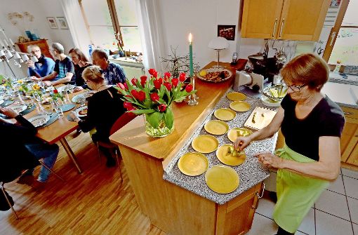 Margit Krause (rechts) genießt es, Gäste in ihrem Wohnzimmer zu bewirten. Foto: FACTUM-WEISE