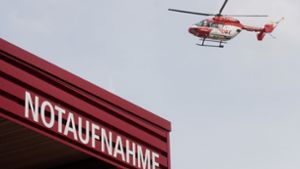 Mit einem Rettungshubschrauber wurde der Mann in eine Klinik nach Stuttgart geflogen (Symbolbild). Foto: dpa/Julian Stratenschulte