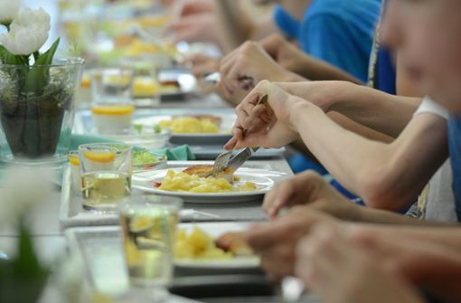 Essenszeit in einer Schulmensa. Foto: dpa/Franziska Kraufmann