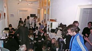 Die Autorin Juliana Kálnay signiert in der WG-Küche und ihre Zuhörer drängen sich im großen Korridor. Foto: Christoph Kutzer
