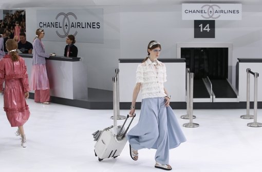 Auch die neue Kollektion von Karl Lagerfeld für Chanel ist mal wieder zukunftsweisend: In einer futuristischen Location zeigte er am Dienstag seine neusten Kreationen in Paris – klicken Sie sich durch unsere Bildergalerie. Foto: AP
