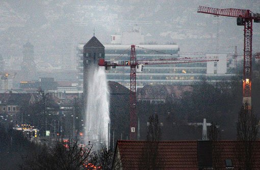 Ein umgefahrener Hydrant war am Donnerstagmorgen der Grund für eine rund 20 Meter hohe Wasserfontäne in Stuttgart-Nord. Foto: Polizei