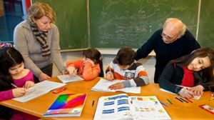 Mit Eifer lösen die Grundschüler unter der Anleitung von Gönül Köksal und Nihat Tanay ihre Rechenaufgaben. Foto: Horst Rudel