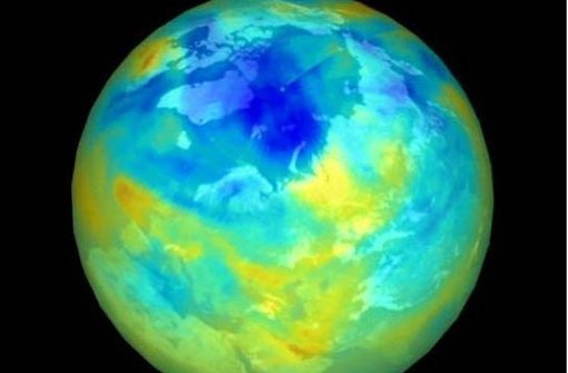 Das freut den Globus: Die Zonen fehlenden Ozons – blau, hier Messungen aus dem Winter 1999/2000 – werden kleiner. Foto: NASA