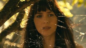 Misserfolg für Madame Web: Dakota Johnson hat sich verstrickt. Foto: © 2023 CTMG, Inc. All Rights Reserved.**ALL IMAGES ARE PROPERTY OF SONY PICTURES ENTERTAINMENT INC. FOR PROMOTIONAL USE ONLY.