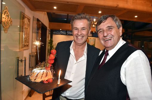 Vom Gastgeber und Restaurantbesitzer Peter Pongratz (rechts) gibt es einen Geburtstagskuchen für Schauspieler Timothy Peach. Foto: Getty Images Europe