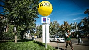 Ein Ballon weist auf den Taxistand am Wasen hin Foto: Leif Piechowski