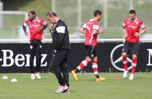 Huub Stevens zeigt sich beim Training des VfB Stuttgart von seiner nachdenklichen Seite. Foto: Pressefoto Baumann