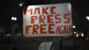 In den USA demonstrieren Menschen gegen die Einschränkungen der Pressefreiheit. Foto: dpa