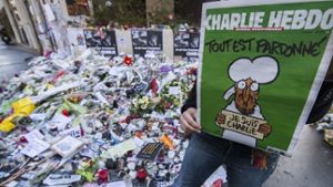 Blumenberge nach dem Anschlag auf „Charlie Hebdo“ im Januar – ist das Satire-Magazin mit der Karikatur eines Flüchtlingskinds jetzt zu weit gegangen? Foto: dpa