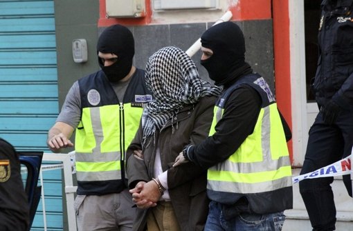 Spanische Polizisten führen eine Terrorverdächtigen ab. Foto: dpa
