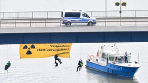Der Castor-Transport auf dem Neckar ist vorübergehend gestoppt. Foto: dpa